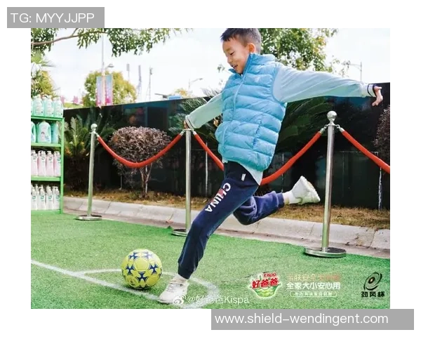陪伴孩子踢足球的快乐时光让亲子关系更加紧密和谐